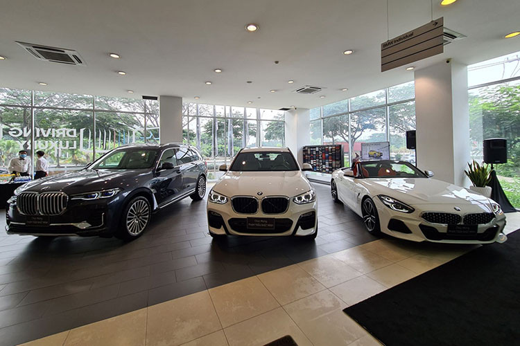 Minh nhựa cũng đưa ra lý do tại sao lại chọn BMW X7, X3 và Z4. Trước tiên đối với chiếc BMW X7, giống như tuyên bố trước đây anh sẽ không chơi siêu xe mà sẽ chuyển qua SUV, sau một thời gian tìm hiểu cũng như tham khảo thì anh quyết định tậu thêm một chiếc SUV chính hãng tại Việt Nam là BMW X7 xDrive40i.