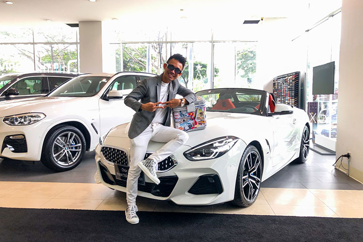 Anh cũng cho biết, mình đến với BMW Z4 mui trần cũng rất tình cờ trong chính lần đặt mua X7. Anh bị thu hút bởi ngoại thất trắng và nội thất đỏ cam của chiếc mui trần. Ngoài ra, cái tên Z4 cũng rất phù hợp với anh khi doanh nhân này sắp bước sang tuổi “tứ tuần”.