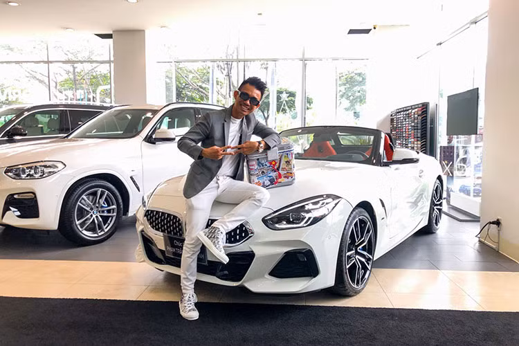 Anh cũng cho biết, mình đến với BMW Z4 mui trần cũng rất tình cờ trong chính lần đặt mua X7. Anh bị thu hút bởi ngoại thất trắng và nội thất đỏ cam của chiếc mui trần. Ngoài ra, cái tên Z4 cũng rất phù hợp với anh khi doanh nhân này sắp bước sang tuổi “tứ tuần”.