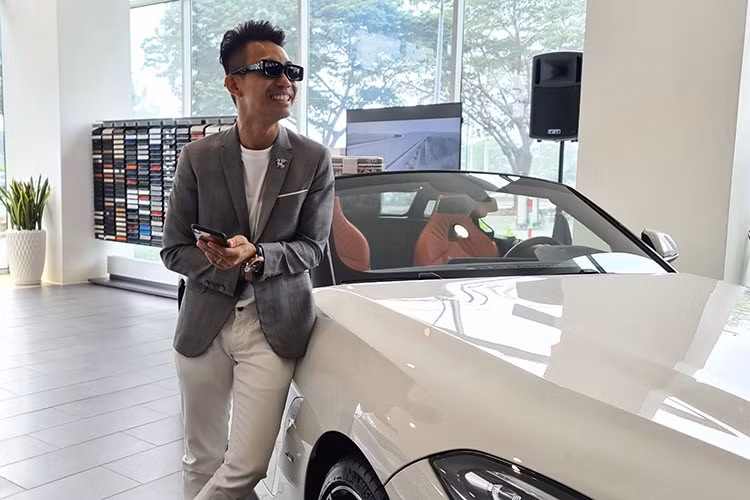 Được trang bị gói M-Sport, BMW Z4 sDrive30i M-Sport không khác biệt nhiều phiên bản M40i về ngoại hình, với các khe hút gió trước mở rộng hơn và bộ mâm M-Sport 19 inch 5 chấu kép sơn đen bóng. Xe cũng sử dụng mui mềm, điều khiển điện thay cho kiểu mui cứng của thế hệ trước. 