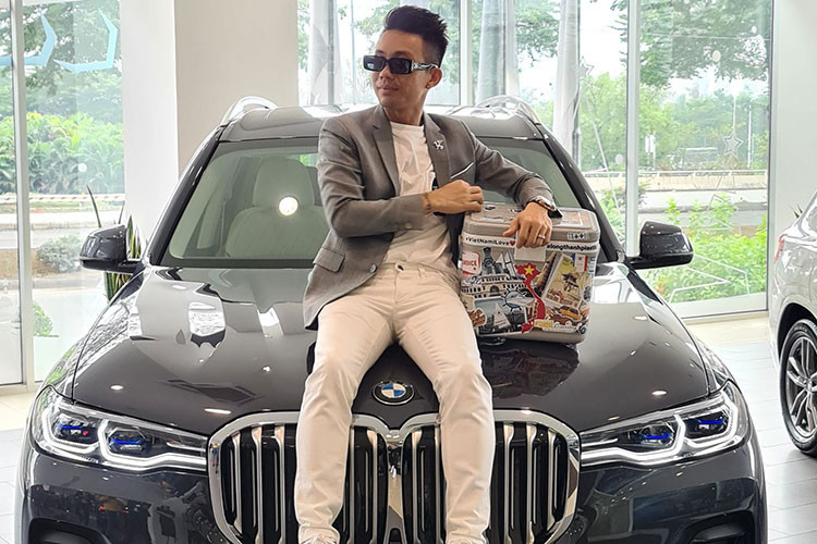 Với ngoại thất bề thế và những đường nét vuông vắn nó tạo nên sự mạnh mẽ cho chiếc SUV hạng sang BMW X7 này, xe được trang bị full options thì đó cũng là một trong những thứ thuyết phục anh chọn X7. Tuy nhiên, điều quyết định làm anh xuống tiền mua xe đó chính là cần số pha lê được trang bị trên X7 mà khi anh đặt hàng ở nước ngoài họ đều từ chối cung cấp option này.