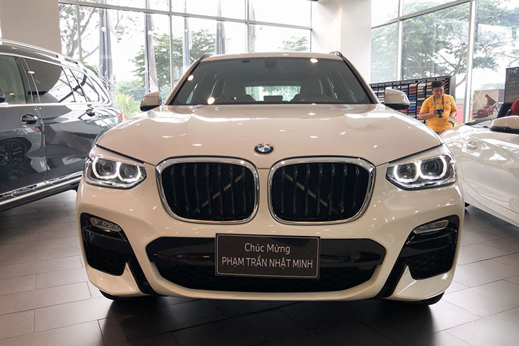 Minh nhựa là vậy, anh luôn có những câu chuyện và ý nghĩa đằng sau những chiếc xe mà anh tậu. BMW Z4 sDrive30i M Sport (hiện có giá 3,329 tỷ đồng) cũng vậy - đây là mẫu xe mui xếp mềm mới vừa ra mắt gần đây tại thị trường Việt Nam. Theo chia sẻ của anh, đây cũng chính là chiếc anh thích nhất trong số 3 chiếc BMW vừa tậu.