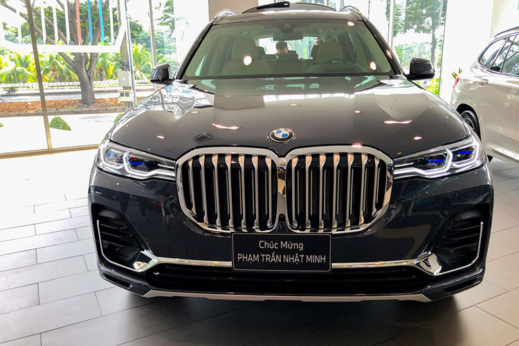 Bên cạnh đó, doanh nhân ngành nhựa này cũng hướng đến mục đích phục vụ gia đình hơn khi lựa chọn cho mình mẫu SUV BMW X3 2020 mới (hiện có giá từ 2,2 tỷ đồng). Khi được hỏi vì sao không phải X5 hay X6 rộng rãi hơn mà là X3, anh trả lời: “Vì vợ mình cũng đã hàng 3x tuổi rồi nên mình nghĩ chọn X3 sẽ hợp lý hơn.”