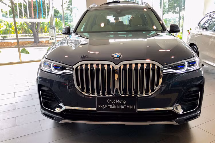 Bên cạnh đó, doanh nhân ngành nhựa này cũng hướng đến mục đích phục vụ gia đình hơn khi lựa chọn cho mình mẫu SUV BMW X3 2020 mới (hiện có giá từ 2,2 tỷ đồng). Khi được hỏi vì sao không phải X5 hay X6 rộng rãi hơn mà là X3, anh trả lời: “Vì vợ mình cũng đã hàng 3x tuổi rồi nên mình nghĩ chọn X3 sẽ hợp lý hơn.”