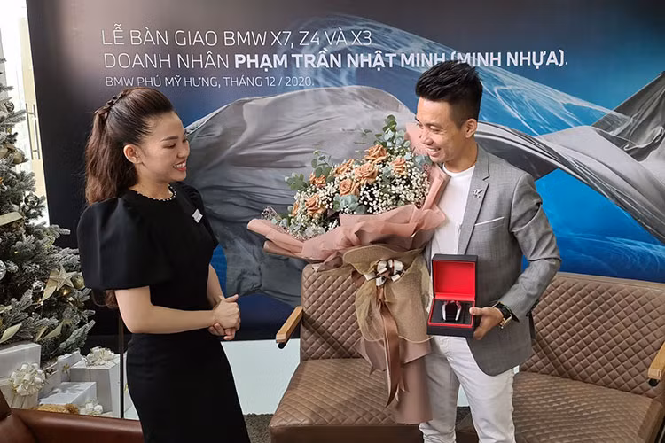 Sáng nay, doanh nhân Phạm Trần Nhật Minh (đại gia siêu xe Minh nhựa) một mình lái xe siêu sang Rolls-Royce Ghost đến showroom BMW Phú Mỹ Hưng để nhận liền một lúc 3 chiếc xe sang BMW là BMW X7, X3 và mẫu xe thể thao mới vừa đựa ra mắt là BMW Z4.