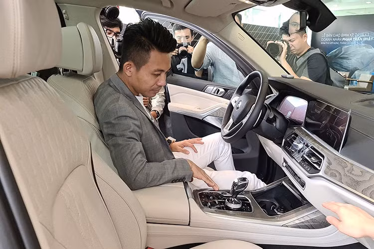 Mẫu xe thể thao BMW Z4 2020 mới mang thiết kế đậm chất thể thao. Phần đầu xe vẫn có lưới tản nhiệt "quả thận" đặc trưng, nằm ngang thay vì dọc như trên một số mẫu BMW mới, với viền crom và họa tiết dạng điểm. Trong khi đó, đuôi xe được tạo hình nổi khối, đi kèm ống xả kép.