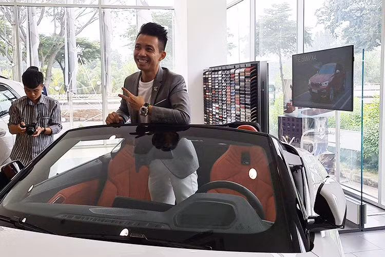 BMW Z4 sDrive30i M-Sport được trang bị ghế bọc da Vernasca, chỉnh điện và có đệm đỡ đùi, vô-lăng M-Sport tích hợp lẫy chuyển số, nhiều nút bấm điều khiển và bảng đồng hồ dạng màn hình kỹ thuật số Live Cockpit Professional. Một số trang bị tiện nghi và an toàn của BMW Z4 sDrive30i M-Sport gồm có sạc điện thoại không dây, đóng/mở mui bằng nút bấm, camera lùi, cảm biến trước/sau, 3 chế độ lái, kiểm soát hành trình thích ứng và tính năng Launch Control.