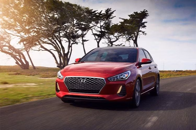 Dự kiến, Hyundai Elantra phiên bản nâng cấp 2019 sẽ được làm mới ngoại hình với một số tinh chỉnh nhỏ như lưới tản nhiệt kiểu Cascading thay vì dạng lục giác như hiện tại, kèm cụm đèn pha thanh mảnh hơn.
