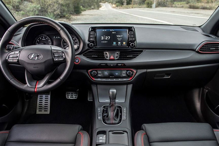 Bên trong nội thất của Elantra phiên bản 2019 này cũng sẽ được Hyundai cải tiến, dự kiến sẽ thay đổi giống cách mà Tucson đã làm với cụm màn hình được tách biệt, vật liệu nội thất cũng sẽ cao cấp hơn trước.