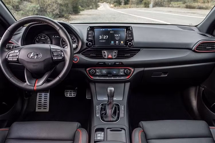 Bên trong nội thất của Elantra phiên bản 2019 này cũng sẽ được Hyundai cải tiến, dự kiến sẽ thay đổi giống cách mà Tucson đã làm với cụm màn hình được tách biệt, vật liệu nội thất cũng sẽ cao cấp hơn trước.