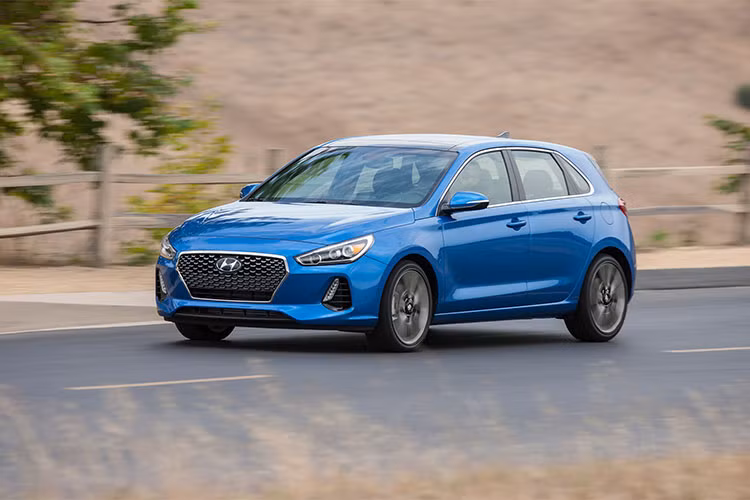 Tại thị trường Việt Nam, mẫu xe Hyundai Elantra thế hệ thứ 6 từng được Hyundai Thành Công lắp ráp CKD, phân phối từ đầu năm 2016 và cũng khá thành công. Giá bán của xe dao động từ 549 đến 729 triệu đồng.