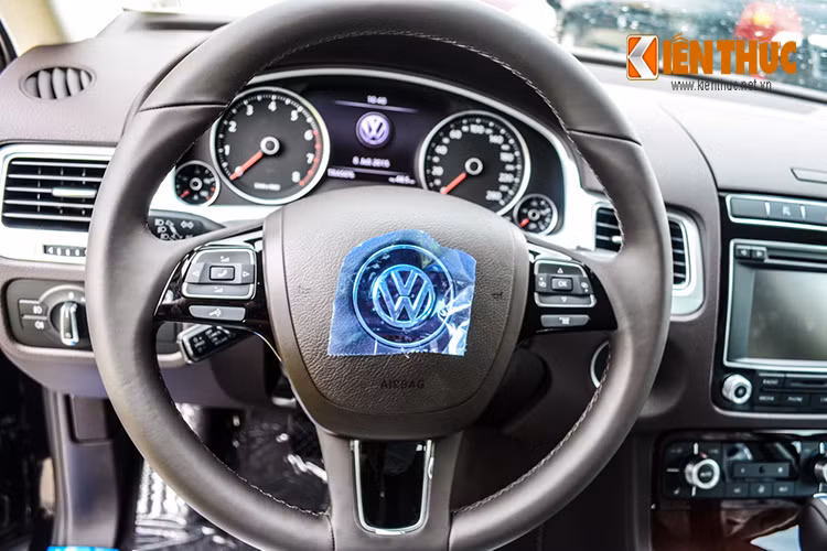 Vô-lăng 3 chấu đa chức năng được bọc da, tích hợp nhiều nút bấm điều khiển tiện dụng cho người lái. Hệ thống Stop/Start tiết kiệm nhiên liệu và tái sinh năng lượng ắc-quy được trang bị tiêu chuẩn cho xe. 