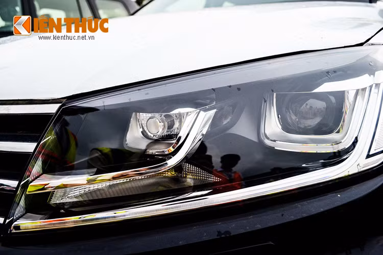 Ngoài cụm đèn Led trang bị tiêu chuân,Volkswagen Touareg 2015 còn sở hữu đèn sương mù được tích hợp ngay trên phần cản trước.