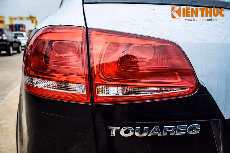 Cụm đèn hậu tích hợp xi nhan được trang bị khá hiện đại, phía dưới là logo Touareg nổi bật.