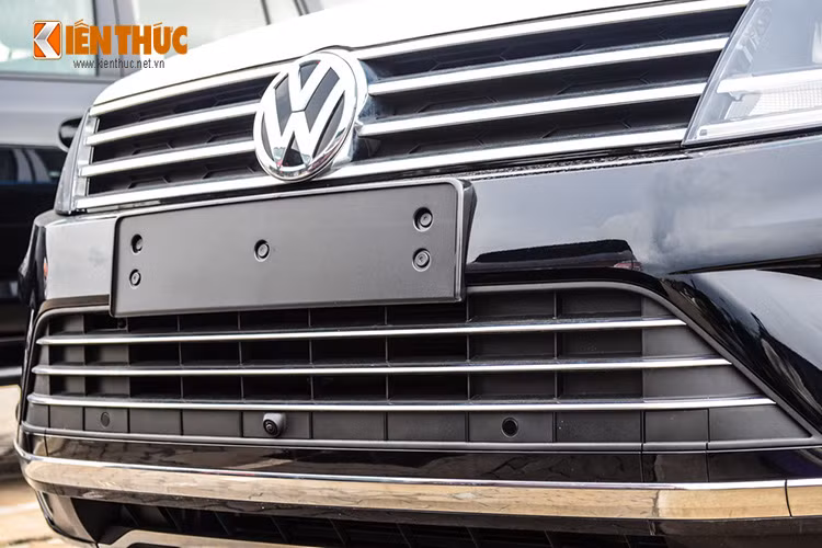 Lưới tản nhiệt có bốn thanh ngang mảnh đi kèm logo Volkswagen nằm chính giữa, cản trước được thiết kế lại với hốc hút gió đẹp mắt với dạng hình thang có thêm nẹp crom trang trí sang trọng.