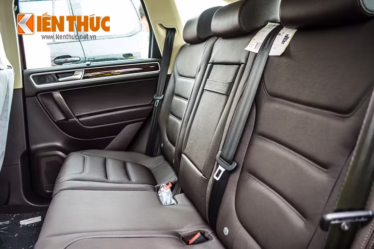 Không gian nội thất của Volkswagen Touareg 2015 cũng được phủ màu sắc mới với ghế bọc da trang bị tiêu chuẩn rộng rãi.