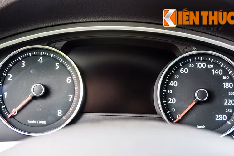 Xe sở hữu những công nghệ nâng cấp và các tính năng an toàn mới như hệ thống phanh tự động trước khi va chạm xảy ra cùng tính năng chạy theo quán tính dành cho hộp số tự động 8 cấp.