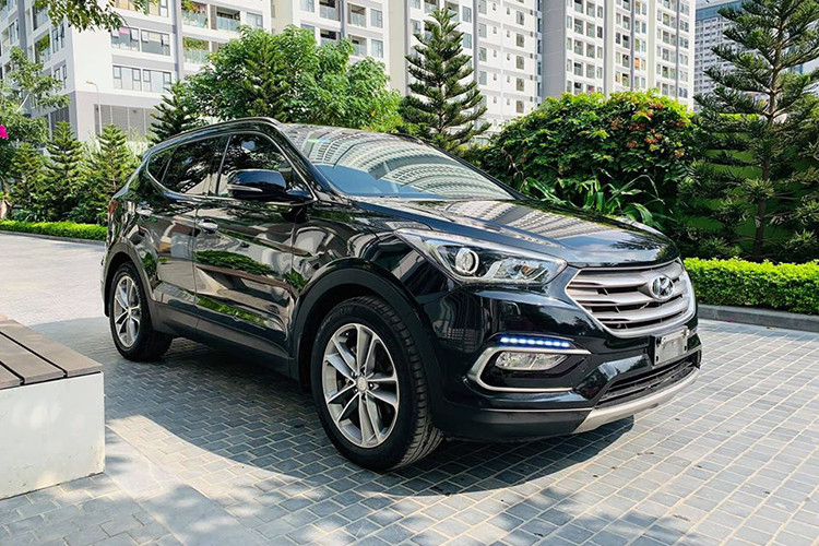 So với phiên bản cũ, động cơ Diesel trên Hyundai SantaFe 2016 được nâng công suất thêm 5 mã lực, mô-men xoắn lớn hơn đạt được ở vòng tua sớm hơn và giữ ở vòng tua cao hơn (1750-2750 rpm), tạo ưu thế khi vượt những địa hình khó ở tốc độ thấp. Xe sở hữu hộp số tự động 6 cấp. Xe được lắp ráp tại nhà máy Hyundai Ninh Bình trên dây chuyền công nghệ được chuyển giao trực tiếp từ Hyundai Hàn Quốc.