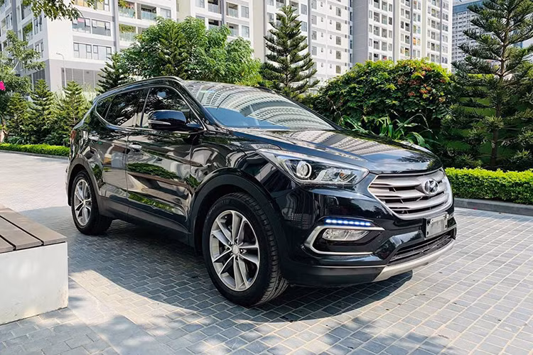 So với phiên bản cũ, động cơ Diesel trên Hyundai SantaFe 2016 được nâng công suất thêm 5 mã lực, mô-men xoắn lớn hơn đạt được ở vòng tua sớm hơn và giữ ở vòng tua cao hơn (1750-2750 rpm), tạo ưu thế khi vượt những địa hình khó ở tốc độ thấp. Xe sở hữu hộp số tự động 6 cấp. Xe được lắp ráp tại nhà máy Hyundai Ninh Bình trên dây chuyền công nghệ được chuyển giao trực tiếp từ Hyundai Hàn Quốc.
