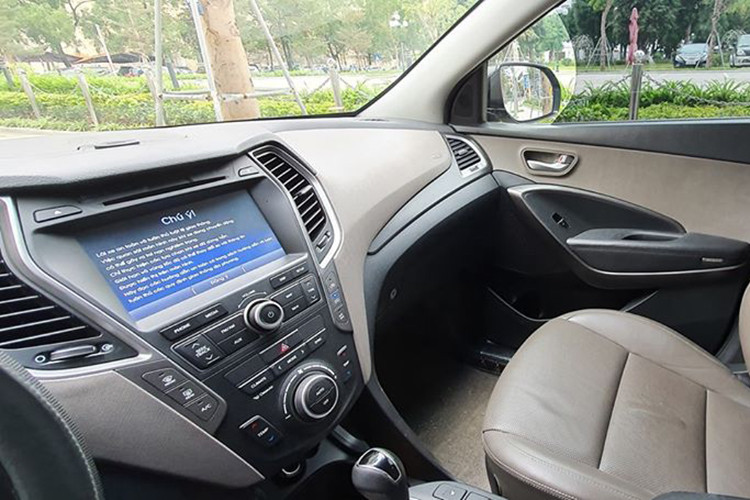  Thế hệ SantaFe 2016 phiên bản tiêu chuẩn cũng được trang bị cửa sau đóng mở bằng điện điều khiển từ xa. Các trang bị trên SantaFe gồm phanh tay điện tử, cửa sổ trời panorama, hệ thống âm thanh 6 loa, dàn lạnh riêng cho hàng ghế thứ 3, chìa khóa thông minh cùng khởi động nút bấm.