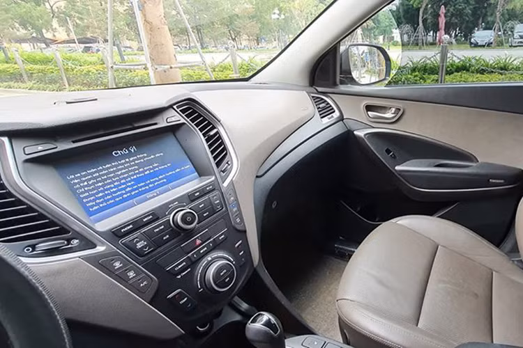  Thế hệ SantaFe 2016 phiên bản tiêu chuẩn cũng được trang bị cửa sau đóng mở bằng điện điều khiển từ xa. Các trang bị trên SantaFe gồm phanh tay điện tử, cửa sổ trời panorama, hệ thống âm thanh 6 loa, dàn lạnh riêng cho hàng ghế thứ 3, chìa khóa thông minh cùng khởi động nút bấm.