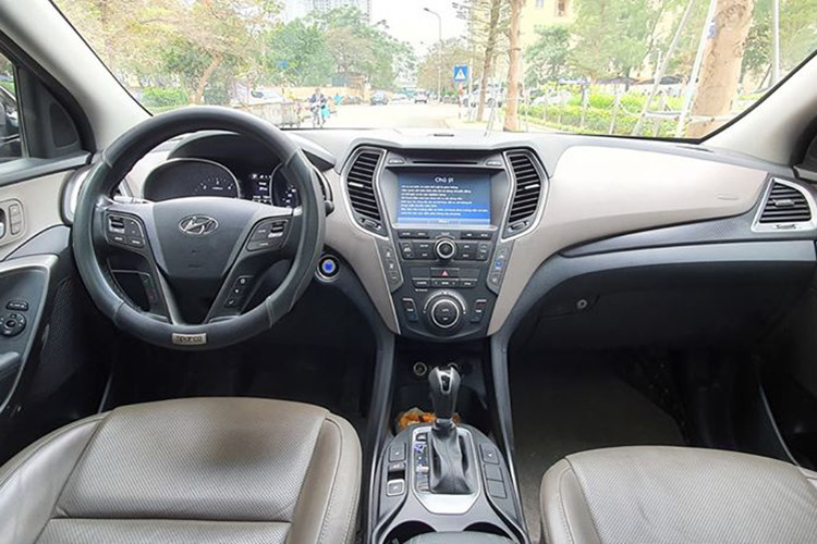 Nội thất của chiếc Hyundai SantaFe 2016 này có không gian rộng rãi được giữ nguyên bản, xe sở hữu vô lăng 3 chấu thể thao. Ngoài ra các nút điều khiển trên xe cũng được bố trí để người lái có thể dễ dàng thao tác.