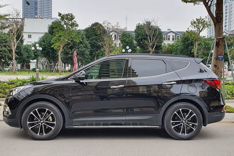 Hiện trên thị trường ôtô cũ, những chiếc Hyundai SantaFe đời 2016 đã qua sử dụng được chào bán khá cao, đắt ngang ngửa xe mới tại các showroom chính hãng. Trong ảnh là một chiếc Hyundai SantaFe 2.2 máy dầu hai cầu sản xuất năm 2016 được chủ nhân chào bán với mức giá tới 980 triệu đồng sau gần bốn năm sử dụng.