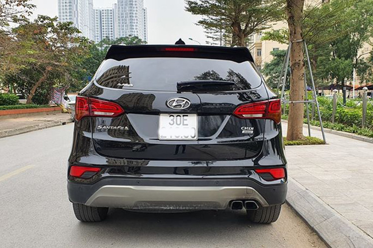 Những điểm khác biệt ở hai bên thân xe khá ít, chỉ bao gồm bộ mâm đúc có thiết kế mới cùng gương chiếu hậu chỉnh điện tích hợp đèn báo rẽ LED. Công nghệ chiếu sáng LED tiếp tục được Hyundai áp dụng cho đèn hậu của xe, khiến SantaFe có vẻ hiện đại hơn. Nằm bên dưới cản sau là cặp ống xả kép với chụp hình tứ giác thể thao.