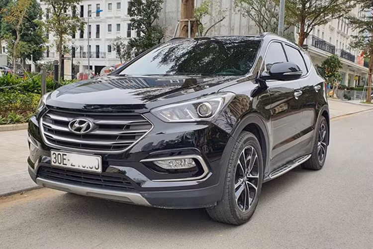 Sau khi nhà phân phối Hyundai tại Việt Nam (TC Motor) ngừng bán Hyundai SantaFe đời cũ và được thay thế bằng phiên bản mới nhất tại thị trường Việt, những tường những phiên bản cũ của mẫu xe này ít được người dùng quan tâm - tuy nhiên có vẻ như không hẳn như vậy, thậm chí những chiếc xe đã qua sử dụng vẫn còn khá giữ giá.