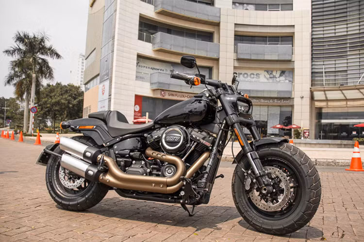 Các tính năng an toàn trên Fat Bob 2018 gồm bộ phanh chống bó cứng ABS thủy lực với đĩa đôi kèm cùm phanh 4 piston ở bánh trước và đĩa sau sử dụng cùm phanh 1 piston. Đặc biệt, xe còn trang bị hệ thống chống trộm HFSS độc quyền của nhà sản xuất môtô Harley-Davidson.