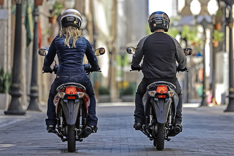 Sức mạnh xe đến từ bộ động cơ đơn xi lanh, dung tích 124cc, làm mát bằng không khí, có thể dùng loại nhiên liệu xăng và ethanol, cho công suất cực đại 9,3 mã lực tại 7500 vòng/phút và mô-men xoắn cực đại 10,1 Nm tại 6.000 vòng/phút, đi kèm hộp số 4 cấp. 