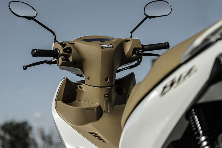 Honda Biz 125 sử dụng phanh đĩa, có hệ thống phanh liên hợp (CBS), giống như nhiều mẫu xe tay ga. Với người hâm mộ tại Indonesia, Biz 125 được gọi là Supra Bapack, giống với dòng xe huyền thoại Honda Supra từng tham gia các đội đua nổi tiếng. 