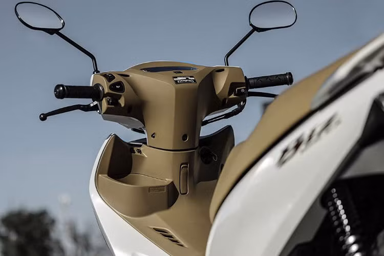 Honda Biz 125 sử dụng phanh đĩa, có hệ thống phanh liên hợp (CBS), giống như nhiều mẫu xe tay ga. Với người hâm mộ tại Indonesia, Biz 125 được gọi là Supra Bapack, giống với dòng xe huyền thoại Honda Supra từng tham gia các đội đua nổi tiếng. 