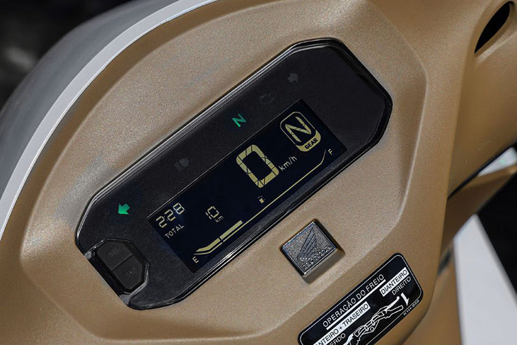 Trang bị tính năng được xem là một điểm mạnh của Honda Biz 125 2025 so với các đối thủ cùng phân khúc. Cụ thể, mẫu xe này sở hữu hệ thống đèn LED toàn phần, đồng hồ hiển thị dạng màn hình điện tử LCD, nút đề khởi động và cổng sạc 12V. 