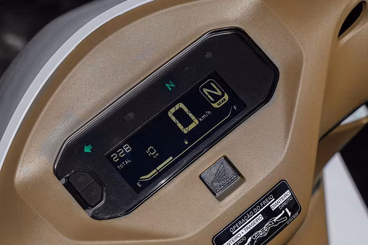 Trang bị tính năng được xem là một điểm mạnh của Honda Biz 125 2025 so với các đối thủ cùng phân khúc. Cụ thể, mẫu xe này sở hữu hệ thống đèn LED toàn phần, đồng hồ hiển thị dạng màn hình điện tử LCD, nút đề khởi động và cổng sạc 12V. 