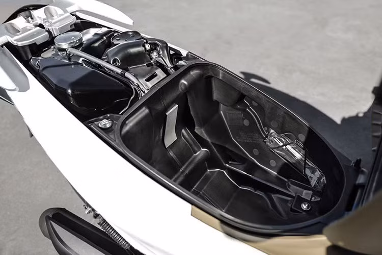 Chiều cao yên 753 mm cùng trọng lượng xe chỉ 100 kg. Kích thước này gần như tương đương với Honda Future đang bán ở Việt Nam hay Honda Wave 125i bản Thái Lan.