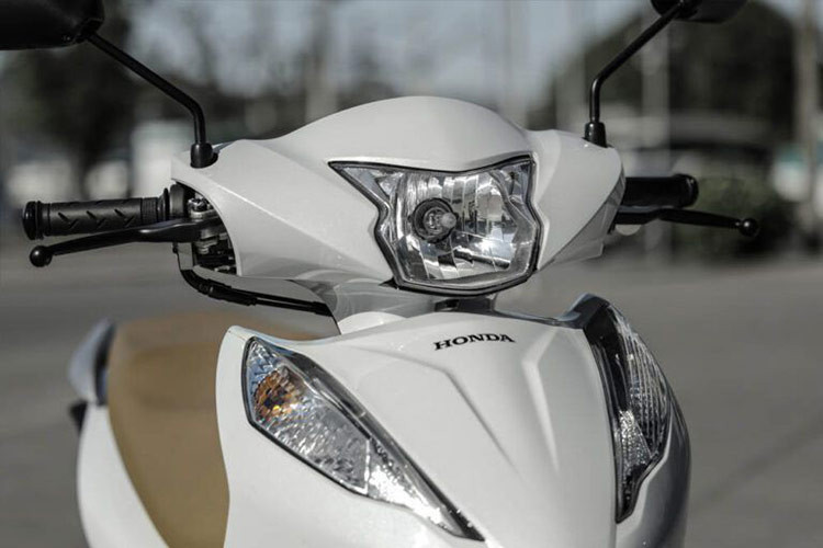 Về ngoại hình, Honda Biz 125 sở hữu phong cách thiết kế thanh lịch, hiện đại và sang trọng, đồng thời sở hữu nhiều tính năng, trang bị hiện đại hơn. Điều này được thể hiện qua phần thiết kế yếm xe tích hợp thêm hai dải đèn định vị kích thước khá lớn. Thân xe liền lạc kết hợp với chi tiết được tạo dáng, phối màu đẹp mắt.