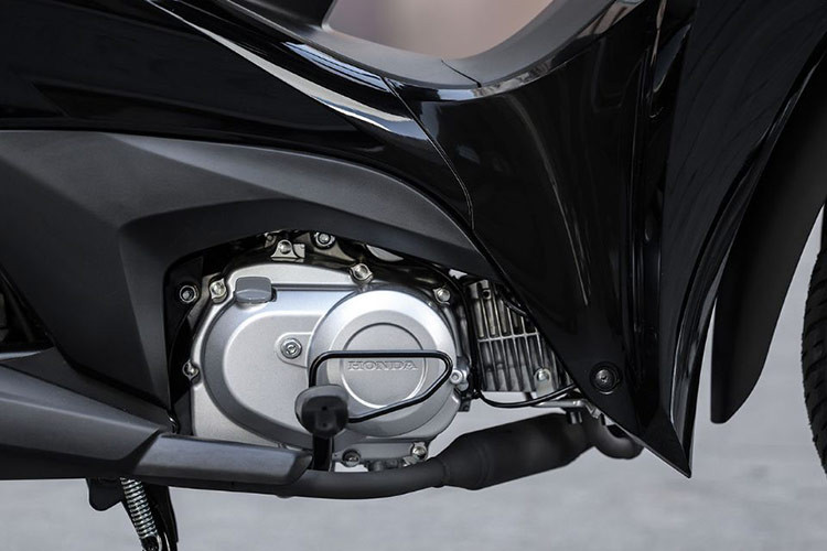 Kích thước vành bánh Honda Biz 125 phía trước và sau lần lượt là 16 inch và 17 inch, có phần không cân xứng. Tay đòn xe loại dạng ống thép, chứ không phải sắt vuông vức như các mẫu xe số khác ở Đông Nam Á. Đèn xi nhan phía sau được tách biệt với đèn phanh.