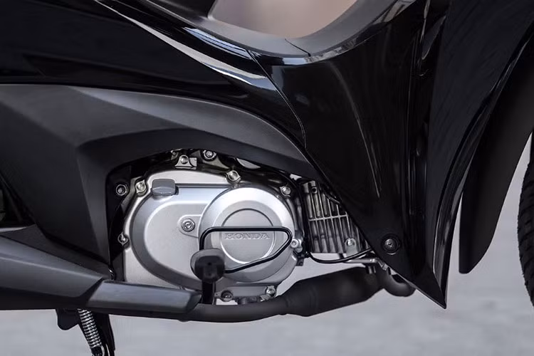 Kích thước vành bánh Honda Biz 125 phía trước và sau lần lượt là 16 inch và 17 inch, có phần không cân xứng. Tay đòn xe loại dạng ống thép, chứ không phải sắt vuông vức như các mẫu xe số khác ở Đông Nam Á. Đèn xi nhan phía sau được tách biệt với đèn phanh.