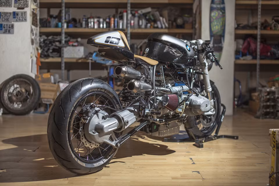 BMW R100 RS là một chiếc xe máy chuyển đổi cho BMW, và những gợi ý thiết kế của nó sẽ được sao chép rộng rãi bởi một loạt các nhà sản xuất xe máy khác trong những năm tới.