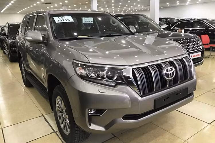 Toyota Land Cruiser Prado 2017 có kích thước tổng thể dài x rộng x cao lần lượt là 4.840 x 1.885 x 1.845 (mm) và chiều dài cơ sở 2.790 mm. Khoảng sáng gầm xe 215 mm. Khối lượng không tải 2,19 tấn. Bên cạnh đó, cụm đèn hậu của xe cũng được thiết kế 3D đầy góc cạnh mang đến vẻ ngoài khỏe khoắn hơn so với phiên bản cũ.