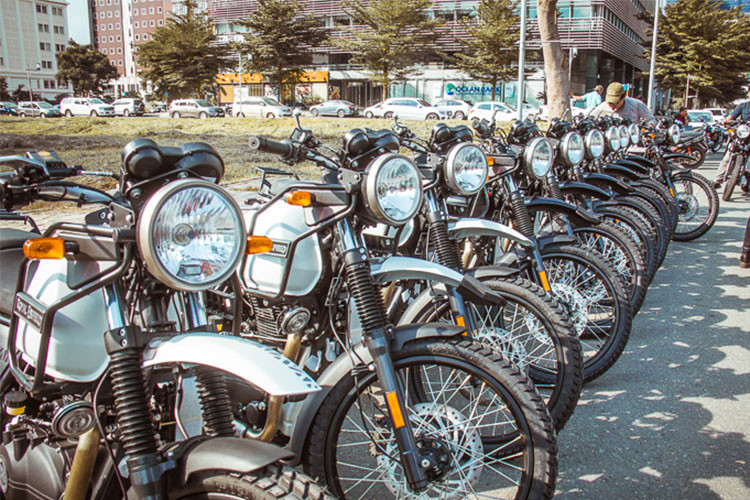 Chính thức có mặt tại thị trường Việt Nam, Royal Enfield Himalayan sẽ tham gia phân khúc xe địa hình cỡ nhỏ với các đối thủ cạnh tranh như Kawasaki Versys-X 300 và Benelli TRK502. Hiện xe đang được phân phối chính hãng tại Hà Nội và TP HCM với giá bán khoảng 131 triệu đồng.