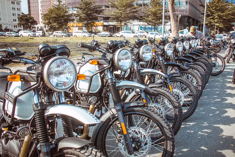 Chính thức có mặt tại thị trường Việt Nam, Royal Enfield Himalayan sẽ tham gia phân khúc xe địa hình cỡ nhỏ với các đối thủ cạnh tranh như Kawasaki Versys-X 300 và Benelli TRK502. Hiện xe đang được phân phối chính hãng tại Hà Nội và TP HCM với giá bán khoảng 131 triệu đồng.