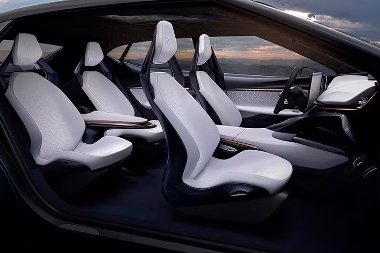 Mặc dù vậy, những thông số tốc độ trên đường thẳng chỉ là một phần câu chuyện. Chiếc SUV Coupe Concept được trang bị bộ pin nguồn lithium-ion 77kWh, đủ để cho phép chiếc xe có thể đi được quãng đường tới 450km cho mỗi lần sạc – biểu đồ dựa trên chu trình thử WLTP.