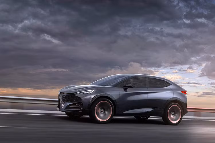 Ngày 12/7, VinFast công bố các chi nhánh tại Mỹ, Canada và châu Âu chính thức đi vào hoạt động. Cùng với kế hoạch phủ kín các phân khúc trong tương lai, nhiều khả năng Cupra Tavascan sẽ sớm trở thành đối thủ của hãng xe Việt. VinFast hiện bán duy nhất mẫu SUV điện VF e34, và dự kiến mở bán cặp đôi VF e35, VF e36 vào cuối năm nay.