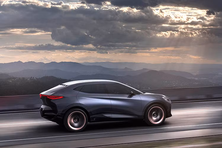 Tavascan Concept hiện diện trong một kiểu cách xe SUV Coupe gợi cảm cuốn hút khiến cộng đồng mạng cũng mong chờ một bản thiết kế SUV Coupe đẹp tương tự cho xe VinFast - tuy nhiên chắc chắn người dùng tại Việt nam chỉ có thể chờ trong tương lai.