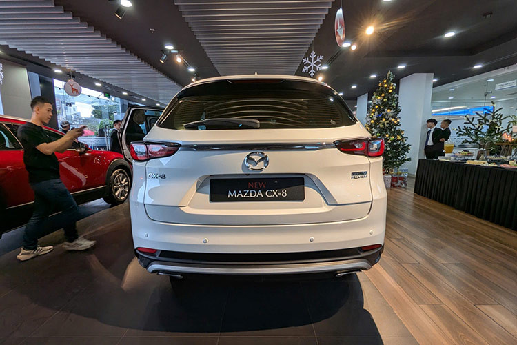 Ở phía sau, cụm đèn hậu được thiết kế đồng bộ với đèn pha phía trước tạo nên sự hài hòa và đồng nhất về mặt thẩm mỹ. Những thay đổi này không chỉ nâng cao vẻ ngoài của Mazda CX-8 mà còn giúp chiếc xe thể hiện rõ phong cách thiết kế đặc trưng của thương hiệu Mazda – sang trọng và tinh tế.