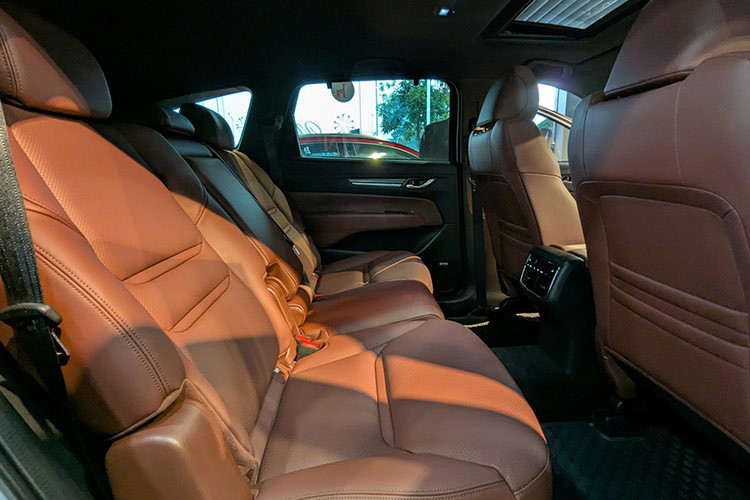 Mazda CX-8 2025 giữ nguyên động cơ của phiên bản tiền nhiệm với động cơ 2.5L hút khí tự nhiên, 4 xi-lanh sản sinh công suất 188 mã lực và mô-men xoắn 252 Nm. Động cơ kết hợp với hộp số tự động 6 cấp mang lại khả năng vận hành mạnh mẽ và mượt mà. Xe được cung cấp với hai tùy chọn dẫn động cầu trước (FWD) và dẫn động 4 bánh (AWD) phù hợp với nhu cầu sử dụng đa dạng của khách hàng.