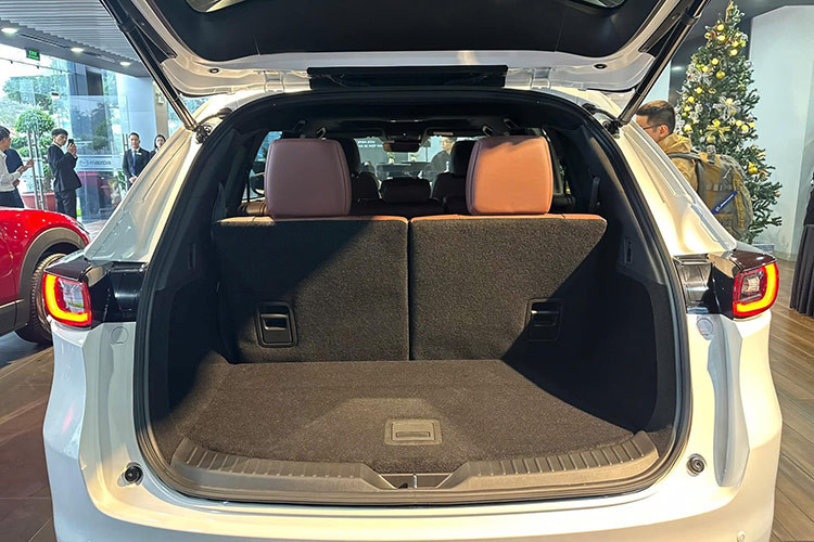 Mức giá xe Mazda CX-8 2025 tại thị trường Việt Nam được phân phối với ba phiên bản: Luxury, Premium và Signature AWD với mức lần lượt là 969 triệu đồng, 1.049 triệu đồng và 1.149 triệu đồng. Các phiên bản trang bị đầy đủ các tính năng cao cấp phù hợp với nhu cầu và sở thích của từng khách hàng.