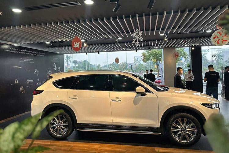 Mẫu xe SUV Mazda CX-8 2025 mới mang đến diện mạo mới, sang trọng và hiện đại hơn nhờ những tinh chỉnh nhỏ trong thiết kế. Đặc biệt, phần đầu xe gây ấn tượng với cụm đèn pha được tinh chỉnh theo phong cách của Mazda CX-5 phiên bản mới ra mắt vào giữa năm 2023.